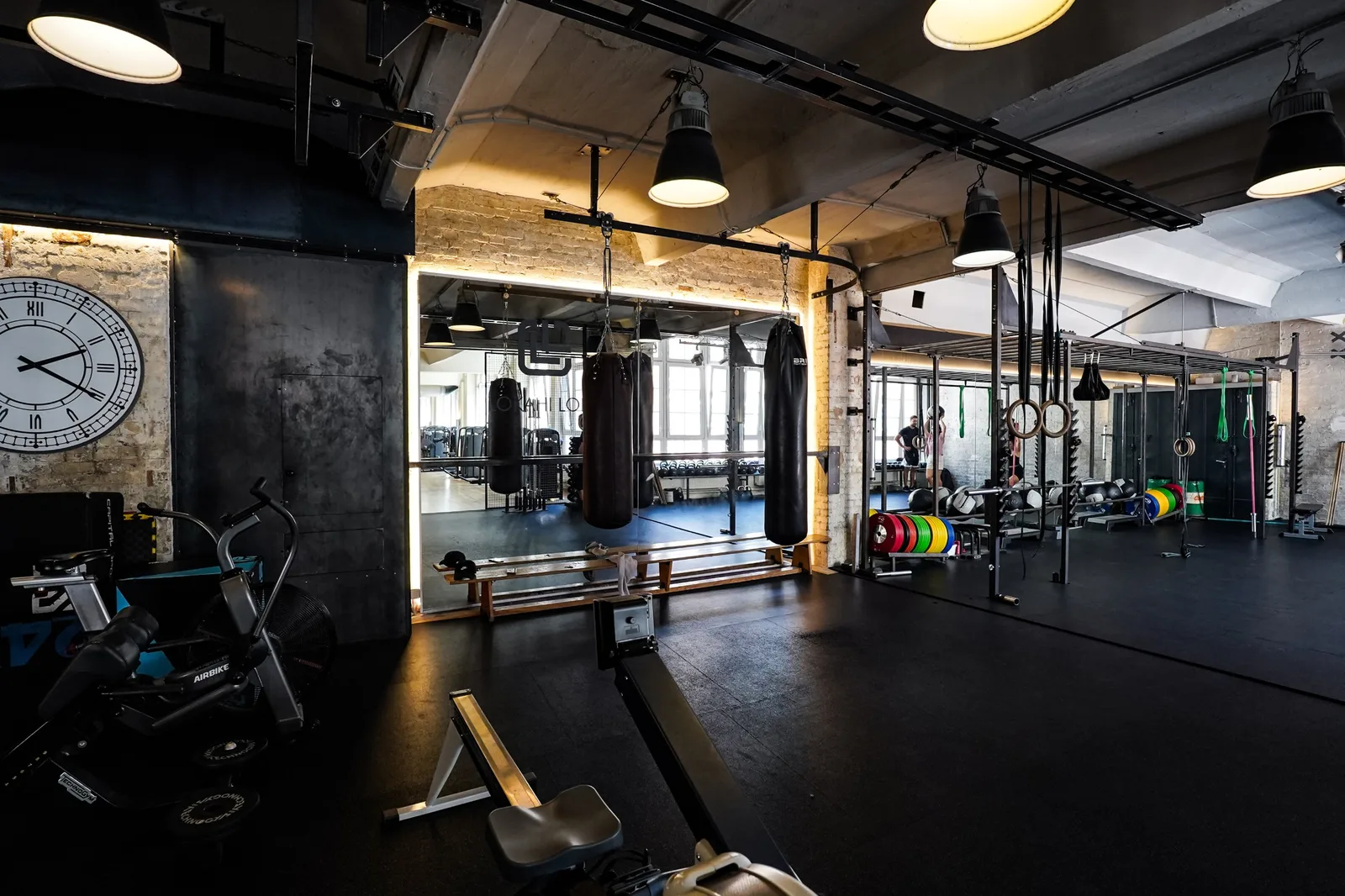 Trainingsbereich im Lokahi Loft mit Boxsäcken und Kraftgeräten