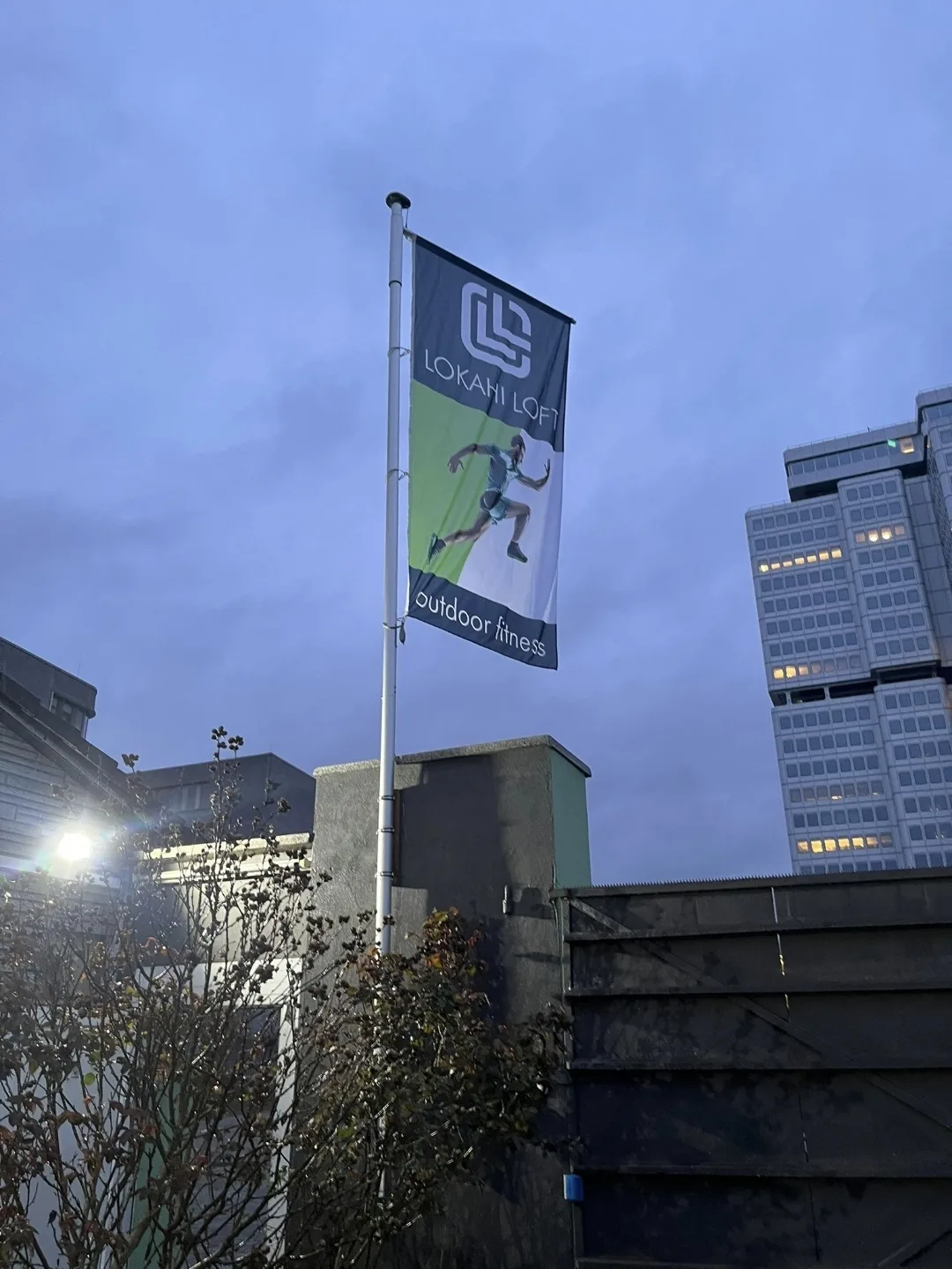 LOKAHI-Flagge mit Schriftzug „outdoor fitness“ auf einem Dach in Berlin