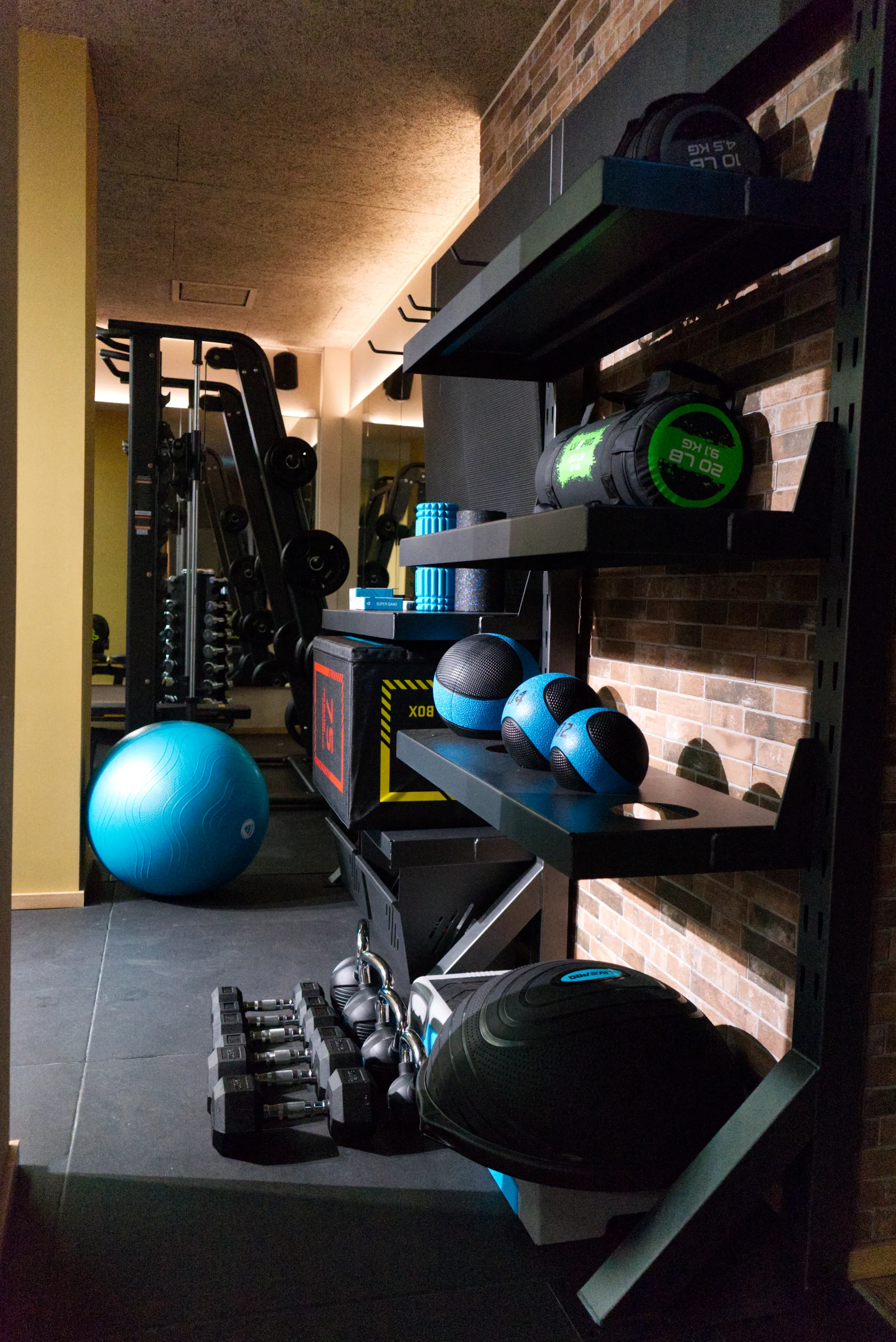 Functional-Zubehör wie Medizinbälle und Kettlebells im LOFTS Studio
